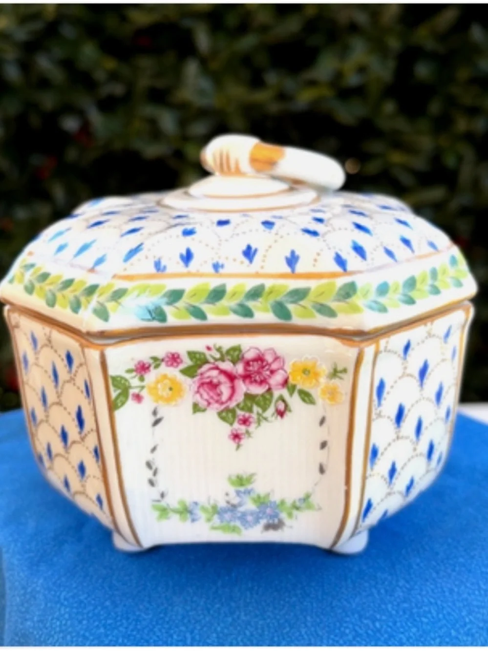 Vintage Floral Pattern porcelain Jewelry Box in White and Gold